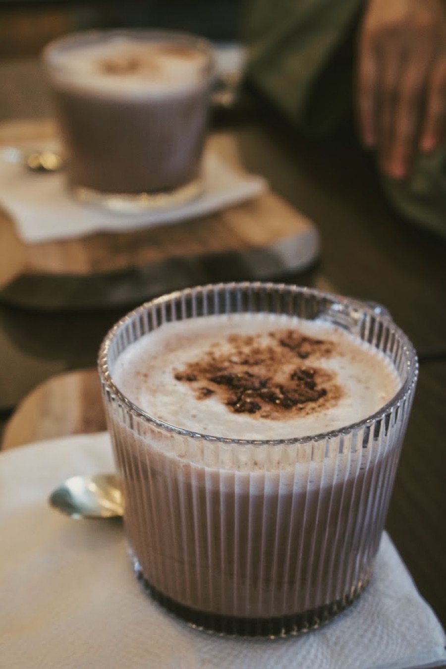 Deux lattes gourmands saupoudrés de cacao